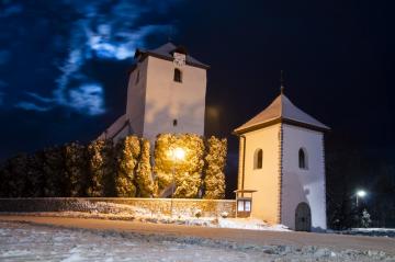 Katolícky kostol v noci Katolícky kostol v noci