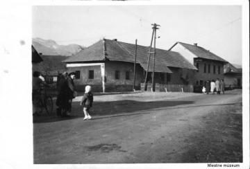 Bývalá budova MNV (postavená r.1890) a urbár. dom Bývalá budova MNV (postavená r.1890) a urbár. dom