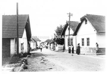Hlavná ulica od banky - r.1950 Hlavná ulica od banky - r.1950