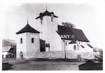 Katolícky kostol po vyvrátení jednej z líp bleskom Katolícky kostol po vyvrátení jednej z líp bleskom
