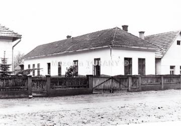 Katolícka škola, postavená 1900 - r.1947 Katolícka škola, postavená 1900 - r.1947