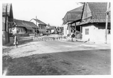 MNV - prvá budova - a Urbár, napravo Litvajov dom MNV - prvá budova - a Urbár, napravo Litvajov dom