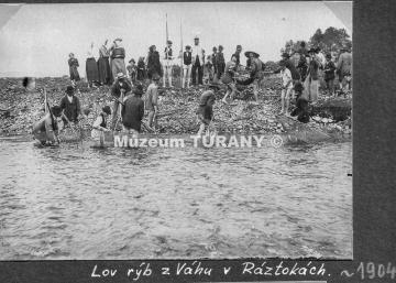 Lov rýb z Váhu - r.1904 Lov rýb z Váhu - r.1904